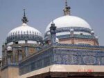 عوام نے خواجہ غلام فرید کے دربار پر آئے ڈپٹی کمشنر کو پیر سمجھ لیا، ہاتھ بھی چومے، پیر بھی چھوئے، ویڈیو وائرل