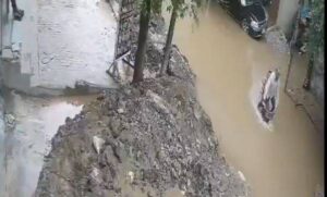 لاہور میں موٹرسائیکل سوار بارش کے پانی سے بھرے گڑھے میں جا گرا، سی سی ٹی وی فوٹیج سامنے آگئی