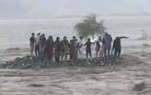 پی ٹی آئی نے سانحہ سوات کے لواحقین میں 20،20 لاکھ روپے کے چیک تقسیم کر دیئے