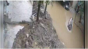 بارش کے دوران شہری کا گڑھے میں گرنے کا واقعہ، سی ایم کمپلین سیل کا نوٹس ،سیور لائن بچھانے والے کنٹریکٹر کیخلاف ایف آئی آر درج