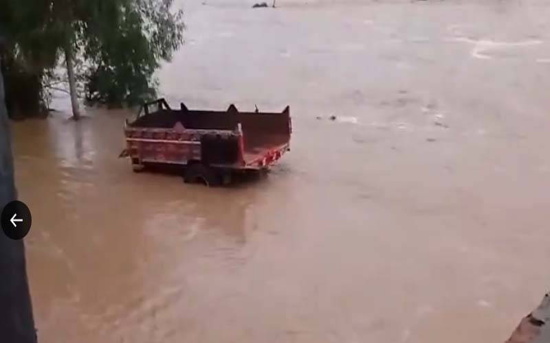 چکوال میں دھرابی کے مقام پر بنایا گیا چھوٹا ڈیم ٹوٹ گیا
