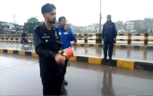طوفانی بارشوں کے بعد نالہ لئی بھی بپھر گیا، دور جدید میں قریبی آبادیوں کو کس طرح الارم بجا کر خبردار کیا جاتا ہے؟ ویڈیو دیکھیں