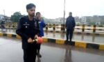 راولپنڈی میں طوفانی بارش اور سیلابی صورتحال کے باعث خطرے کے سائرن بجا دیئے گئے، سرکاری اہلکار ہاتھ سے پرانے زمانے کے سائرن بجاتے رہے