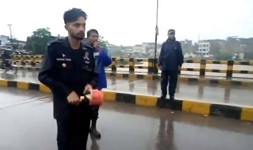 راولپنڈی میں طوفانی بارش اور سیلابی صورتحال کے باعث خطرے کے سائرن بجا دیئے گئے، سرکاری اہلکار ہاتھ سے پرانے زمانے کے سائرن بجاتے رہے