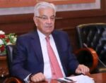 قرآن پاک ہاتھ میں تھامے خاتون کی بے بسی بتا رہی ہے کہ اس کو مارنے والے یہ سارے مرد کتنے غیرت مند ہیں، خواجہ آصف
