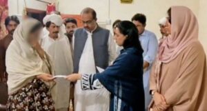 چکوال میں غیرمعمولی بارشوں سے جاں بحق اور زخمی کے امدادی چیک پہنچا دیئے گئے