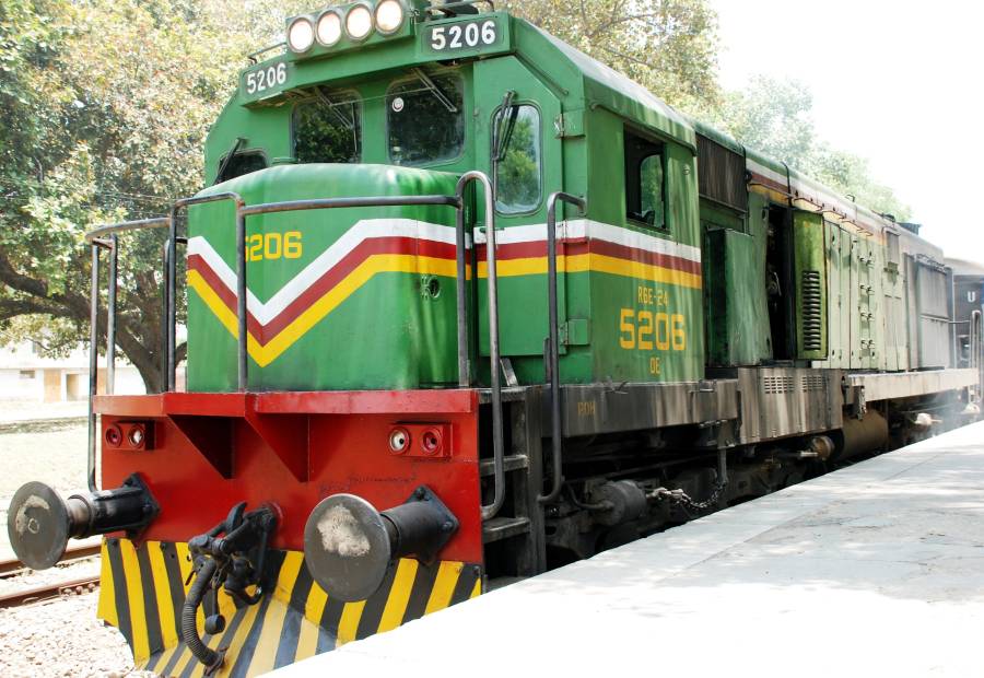 پاکستان ریلوے کا سفر 244 ٹرینوں سے 104 تک کیسے پہنچا، سیکرٹری ریلوے کا بڑا انکشاف