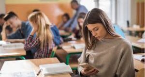 پنجاب اسمبلی میں سکولوں میں موبائل فون کے استعمال پر پابندی کی قرارداد جمع