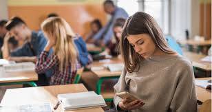 پنجاب اسمبلی میں سکولوں میں موبائل فون کے استعمال پر پابندی کی قرارداد جمع