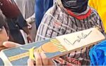 عمران خان کے دستخط شدہ بیٹ کی نیلامی کیلئے 10 کروڑ کی پیشکش، خاتون کارکن کا بیچنے سے انکار