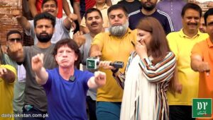جانوروں کی آوازیں نکال کر لوگوں کو یوگا کروانے والا سب سے انوکھا یوگی