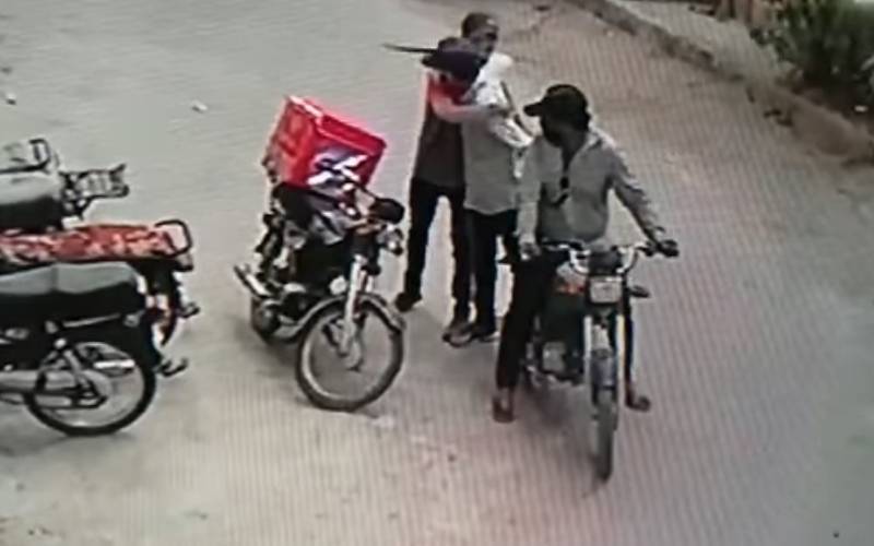 ایک لاکھ 21 ہزار روپے کی ڈکیتی کا ماسٹر مائنڈ خود ڈلیوری بوائے ہی نکلا
