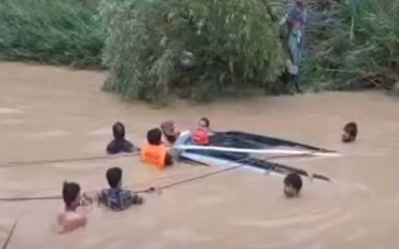 حسن ابدال میں گاڑی برساتی نالے میں گر گئی، 5 افراد کو زندہ نکال لیا گیا، 5 لاپتہ