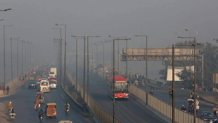 سموگ سے نمٹنے کے لیے 15 اینٹی سموگ گنز پر مشتمل ڈسٹ سسپنشن سسٹم لاہور پہنچا دیا گیا