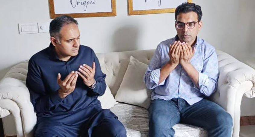 وزیر مملکت خزانہ بلال اظہر کیانی کی سینئر صحافی عمر چیمہ سے ملاقات، والدہ کے انتقال پر تعزیت