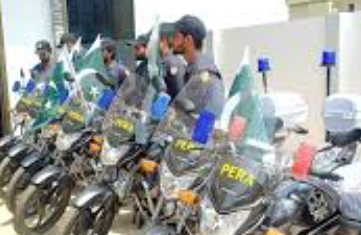کندھے پر چیزیں رکھے چل پھر کر کام کرنے والا ادھیڑ عمر شہری پولیس فورس کے خلاف پھٹ پڑا