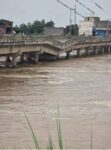نالہ ڈیک سیالکوٹ میں پانی کا ریلہ، ہنجلی پل متاثر، ٹریفک کے لیے بند، جلد مرمت مکمل کر لی جائے گی: پی ڈی ایم اے
