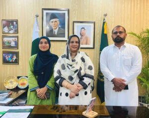 عبیرہ ضیاء کی اپنے والد کے ہمراہ پارلیمانی سیکرٹری برائے ماحولیات کنول لیاقت سے ملاقات، ماحولیاتی چیلنجز پر تبادلہ خیال