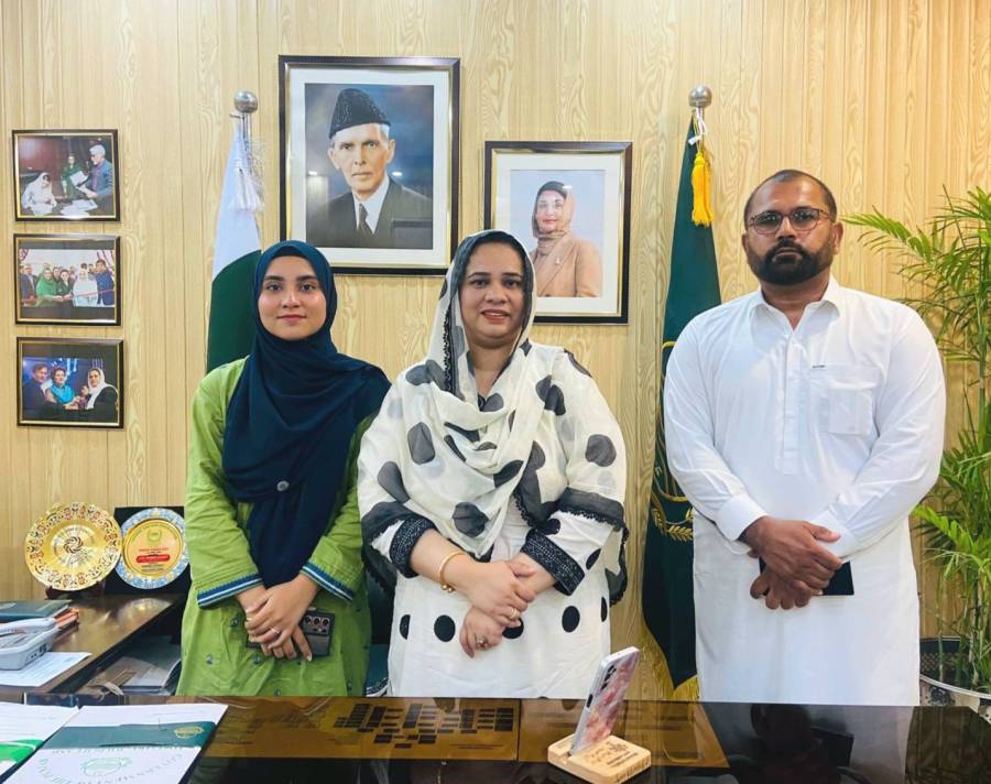عبیرہ ضیاء کی اپنے والد کے ہمراہ پارلیمانی سیکرٹری برائے ماحولیات کنول لیاقت سے ملاقات، ماحولیاتی چیلنجز پر تبادلہ خیال