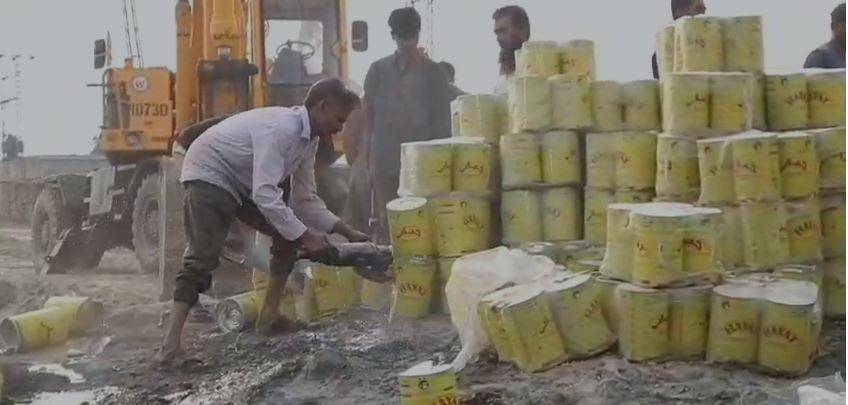 فوڈ سیفٹی ٹیموں کا ناقص گھی سپلائی کرنے والی فیکٹری کے خلاف آپریشن، 81ہزار کلو بناسپتی گھی تلف