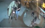 کراچی میں ڈاکوؤں نے نوجوان کو مرغا بنا دیا؛ کھلے عام لوٹ مار، شہریوں پر تشدد