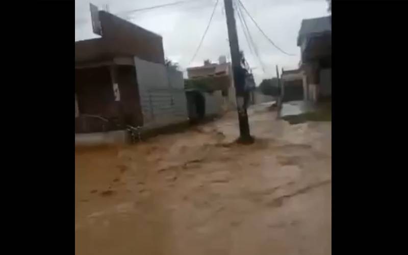شکر گڑھ میں خواتین اور بچوں سمیت 20 سے 25 افراد سیلابی ریلے میں پھنس گئے