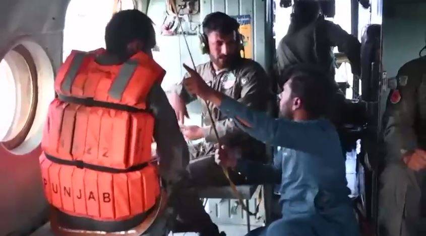 گوجرانوالہ میں سیلاب میں پھنسے شہریوں کو نکالنے کے لیے پاک فوج کا ہیلی کاپٹر سے آپریشن جاری