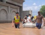 پشاور میں شدید بارش سے سیلابی صورتحال، ایک بچی جاں بحق، لوگوں کو کشتیوں میں ریسکیو کرنا پڑگیا