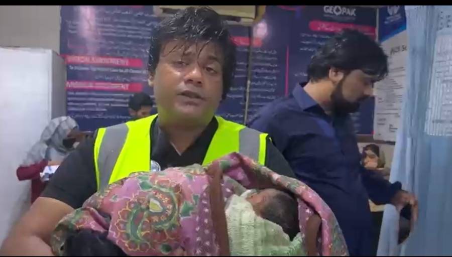 ٹرانسجینڈر ڈاکٹر زین خان نے 5 دن کے بچے اور ماں کو سیلاب سے بچا لیا