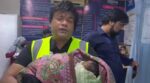 لاہور میں ٹرانسجینڈر ڈاکٹر زین خان نے 5 دن کے بچے اور ماں کو سیلاب سے بچا لیا