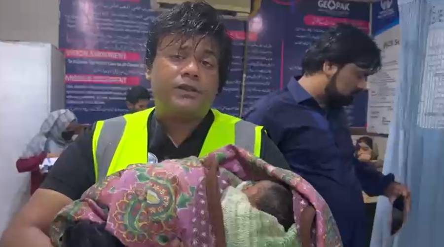لاہور میں ٹرانسجینڈر ڈاکٹر زین خان نے 5 دن کے بچے اور ماں کو سیلاب سے بچا لیا