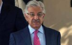 اصل کھانا تو بیوروکریسی کھا رہی ہے، سیاستدانوں کو تو صرف چوانیاں جاتی ہیں: خواجہ آصف
