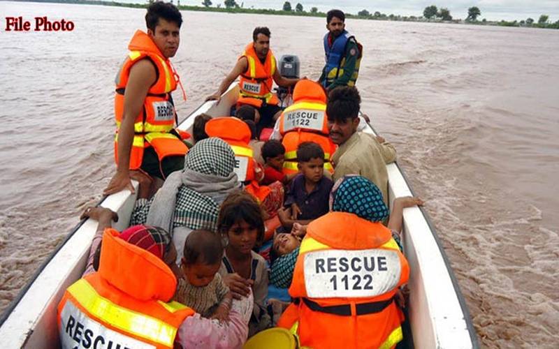 وہاڑی: ریسکیو 1122 نے سیلاب میں پھنسے 5 افراد کو بچا لیا