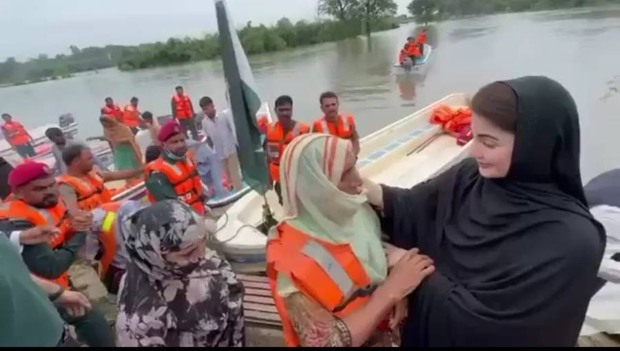 آپ نے فکر نہیں کرنی، میں ہوں آپ کے ساتھ، مریم نواز کی ریسکیو کی گئی خواتین سے گفتگو، خود کشتی سے اترنے میں مدد کرتی رہیں
