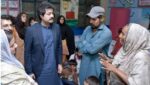 صوبائی وزیر سوشل ویلفیئر کا شاہدرہ میں فلڈ ریلیف کیمپ کا دورہ، متاثرین میں کپڑے اور راشن بیگز تقسیم کیے۔