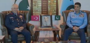 کمانڈر ترک فضائیہ کی وفد کے ہمراہ ایئر چیف مارشل ظہیر احمد بابر سدھو سے ملاقات