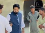تحریک انصاف کے نام پر جیت کر ن لیگ کا حصہ بننے والے ایم پی اے کے ششکے، بزرگ خاتون کے سامنے پورے جسم پر پرفیوم چھڑکتے رہے، اجمل جامی کو بھی غصہ چڑھ گیا۔