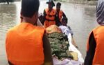 بہاولپور: سیلاب کے باعث جنازہ کشتی کے ذریعے قبرستان منتقل
