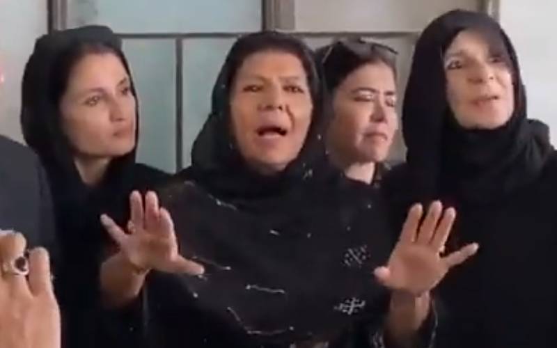 علیمہ خان پر انڈہ پھینکنے والی خواتین کا کس سیاسی جماعت سے تعلق ہے اور انڈہ کیوں پھینکا؟ ترجمان راولپنڈی پولیس نے بتایا
