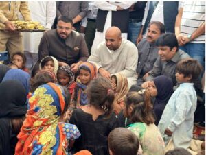 وزیر تعلیم کا مختلف اضلاع میں خیمہ سکولوں کا دورہ، بچوں میں کھلونے اور تحائف تقسیم کیے۔