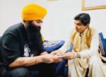 معاونِ خصوصی وزیراعلیٰ راشد نصراللہ کی گلوکار سردار جسبیر سنگھ سے ملاقات کی، مالی امداد کا چیک پیش کیا۔