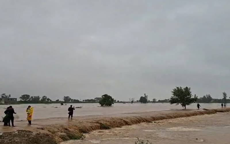 پنجاب میں سیلاب کی تباہ کاریاں جاری، علی پور میں حفاظتی بند ٹوٹ گیا