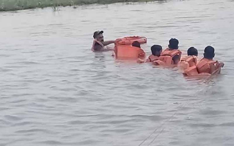 حافظ آباد: موٹرسائیکل سوار 3 دوست نہرمیں گرگئے، دو جاں بحق