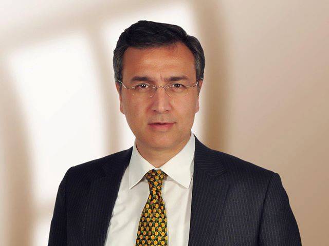 عمران خان کو ختم کرنے کا منصوبہ صرف اس لیے التوا کا شکار ہے کہ ایک مناسب لیڈر کی تلاش ہے جو خان کے خلا کو پر کر سکے؟ معید پیرزادہ کا دعویٰ