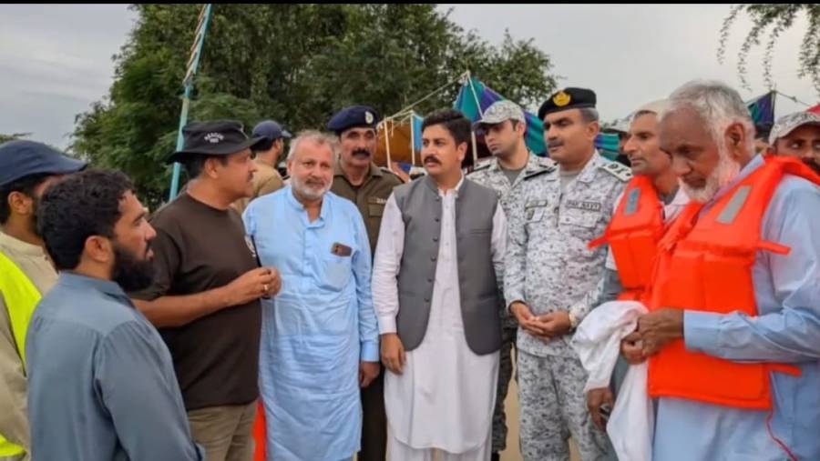 قصور کے سیلاب سے متاثرہ علاقوں میں پاک بحریہ کی امدادی کارروائیاں جاری
