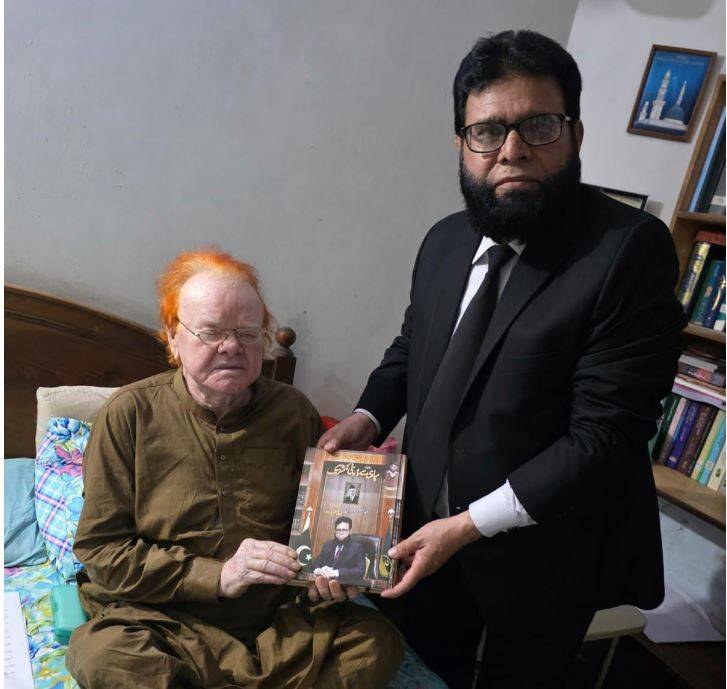 عبد الغفور چودھری نے اپنی خود نوشت ’’سپاہی سے ڈپٹی کمشنر تک‘‘ الطاف حسن قریشی کو پیش کی