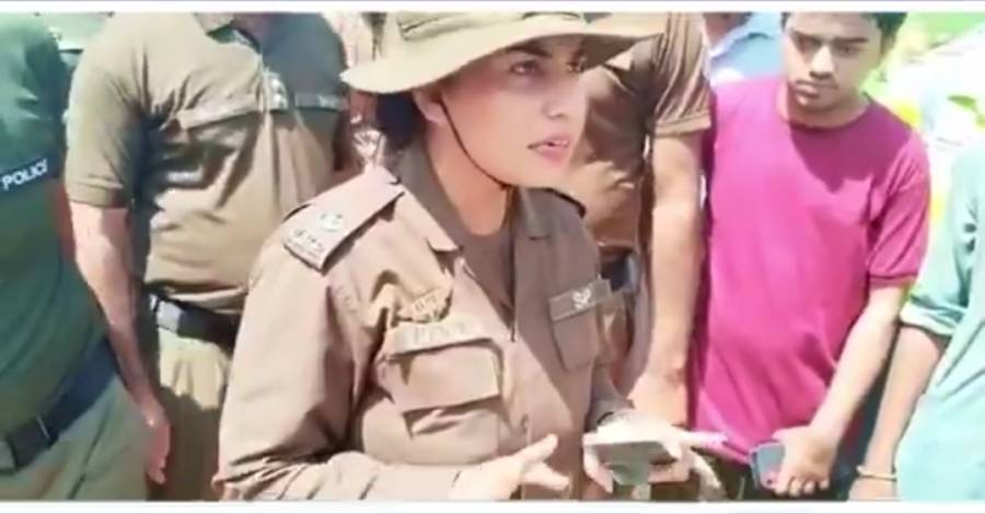 میں بھی آپ کے ساتھ لگتی ہوں، مٹی اٹھا کر بند مضبوط کرتے ہیں، ایس پی صدر ملتان ڈاکٹر خدیجہ عمر کی ویڈیو وائرل