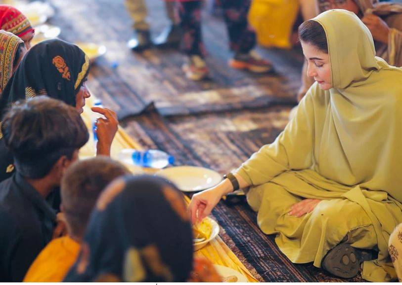 وزیر اعلیٰ مریم نواز کا جلالپور پیر والا فلڈ ریلیف کیمپ کا دورہ، خواتین کو دلاسہ دیا، بچوں سے اظہار شفقت، ساتھ بیٹھ کر کھانا بھی کھایا