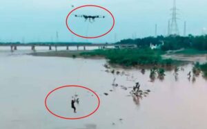 پنجاب حکومت نے سیلاب میں پھنسے شہریوں کو نکالنے کیلئے ڈرون کا استعمال شروع کر دیا