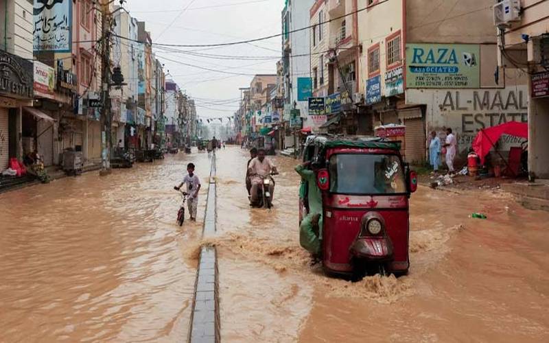 کراچی میں پھر بارش، کازوے اور کورنگی ندی کی سڑکیں ٹریفک کے لیے بند